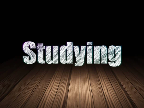 Μελετώντας έννοια: σπουδές σε σκοτεινό δωμάτιο grunge — Φωτογραφία Αρχείου