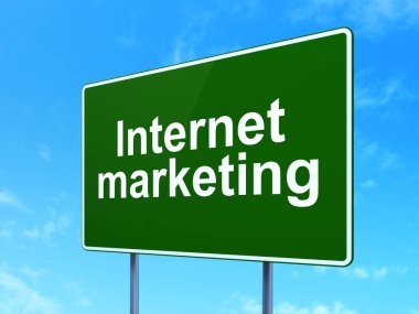 Pazarlama kavramı: Internet pazarlama yol işareti arka plan üzerinde