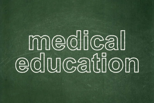 Utbildning koncept: medicinsk utbildning på svarta tavlan bakgrund — Stockfoto