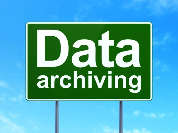 Conceito de dados: Arquivamento de dados no fundo do sinal de estrada — Fotografia de Stock