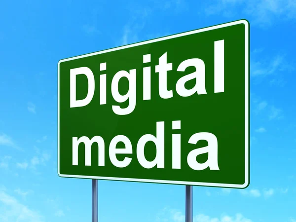 Concept marketing : Médias numériques sur fond de panneau routier — Photo