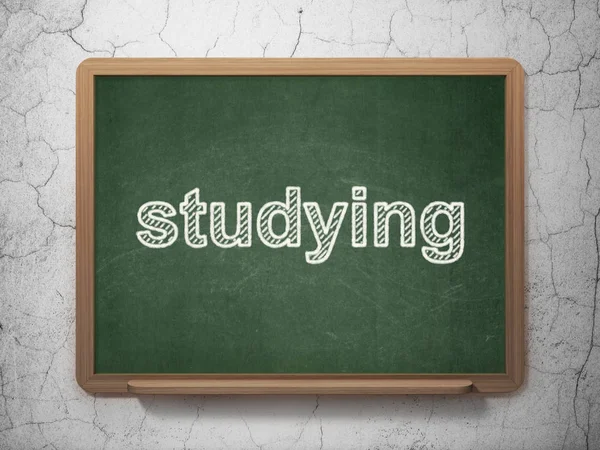 Conceito de educação: Estudando em fundo quadro-negro — Fotografia de Stock