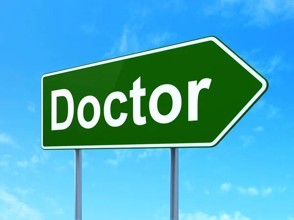 Concepto de medicina: Doctor en el fondo de la señal vial —  Fotos de Stock