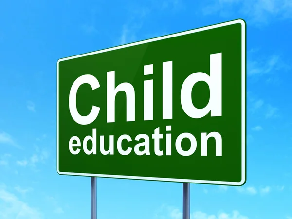 Lärande koncept: barnutbildningen på road sign bakgrund — Stockfoto