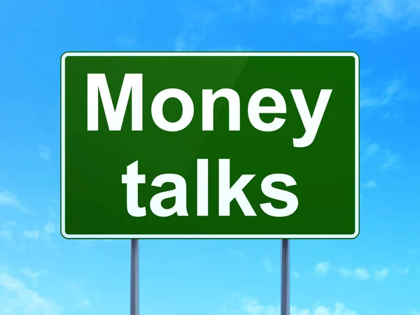 Concepto financiero: conversaciones sobre el dinero en el fondo de la señal de tráfico —  Fotos de Stock