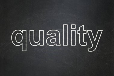 Pazarlama kavramı: Kara tahta arka plan üzerinde Kalite