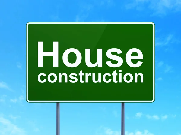 Conceito de construção civil: Construção da casa em fundo sinal de estrada — Fotografia de Stock