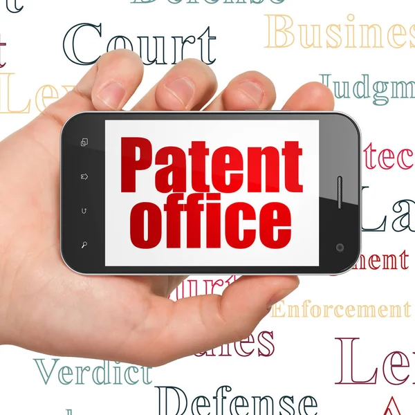 Concepto de ley: Smartphone de mano con oficina de patentes en pantalla —  Fotos de Stock