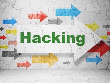 Güvenlik kavramı: grunge duvar arka plan üzerinde Hacking ile ok