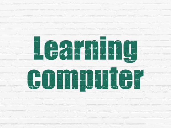 概念の学習: 壁の背景に学習コンピューター — ストック写真