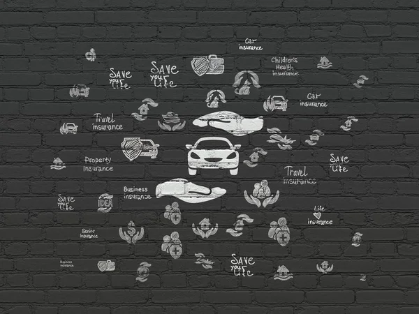 Концепція страхування: автомобіль і пальма на фоні стіни — стокове фото