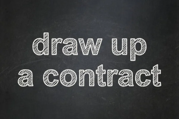 Hukuk kavramı: bir kontratını kara tahta arka plan üzerinde çizmek — Stok fotoğraf
