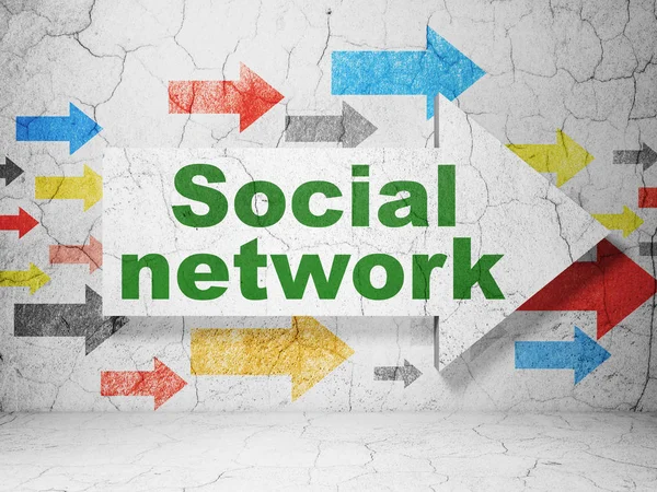 Концепция социальной сети: стрелка с социальной сетью на фоне гранж-стены — стоковое фото