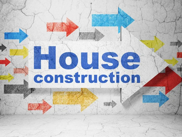 Baukonzept: Pfeil mit Hausbau auf Grunge-Wand-Hintergrund — Stockfoto