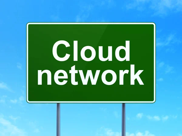 Conceito de tecnologia de nuvem: Rede de nuvem no fundo do sinal de estrada — Fotografia de Stock