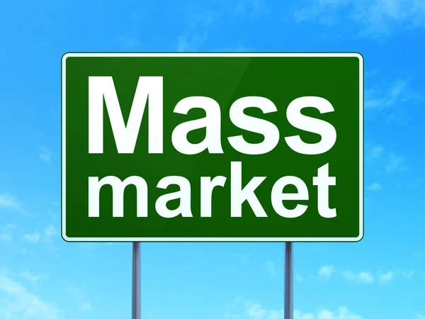 Concepto publicitario: Mercado de masas en el fondo de la señal vial — Foto de Stock