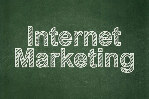 Marknadsföring koncept: Internetmarknadsföring på svarta tavlan bakgrund — Stockfoto