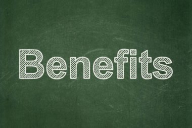 Ekonomi kavramı: faydaları kara tahta zemin üzerine