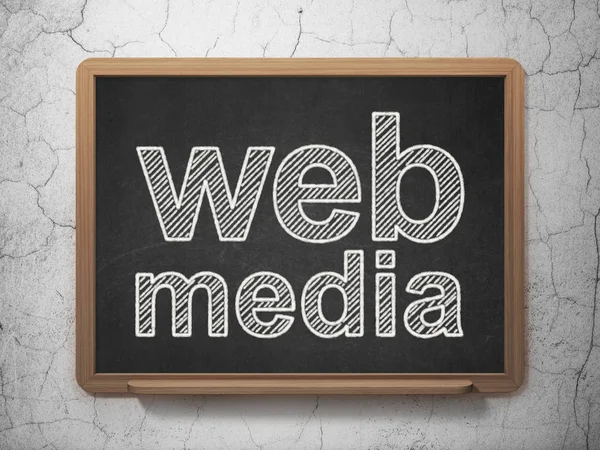Концепция веб-разработки: веб-медиа на фоне доски — стоковое фото