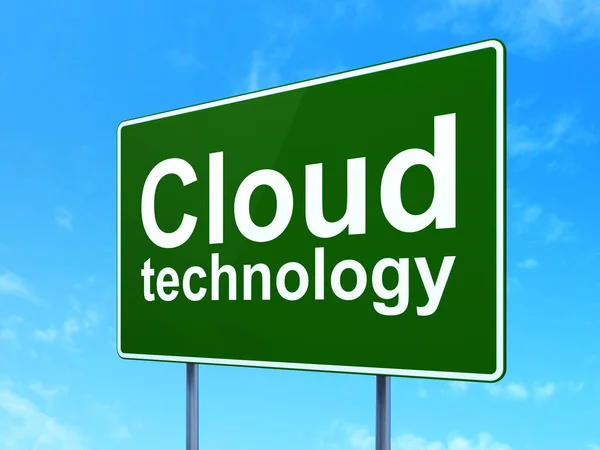 Conceito de rede de nuvem: Tecnologia de nuvem no fundo do sinal de estrada — Fotografia de Stock