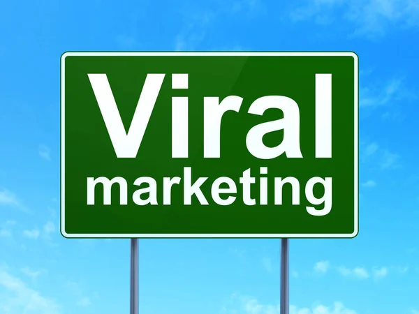 Concetto di marketing: marketing virale su sfondo cartello stradale — Foto Stock