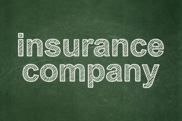 Försäkring koncept: försäkringsbolaget på svarta tavlan bakgrund — Stockfoto