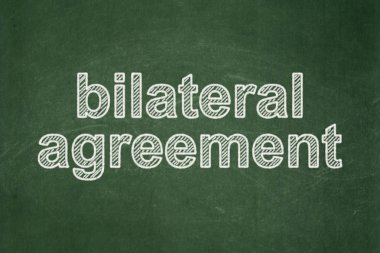 Sigorta kavramı: Kara tahta arka plan üzerinde ikili anlaşma