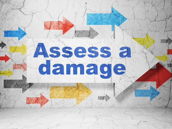 保険の概念: グランジ壁背景には損傷の評価と矢印 — ストック写真