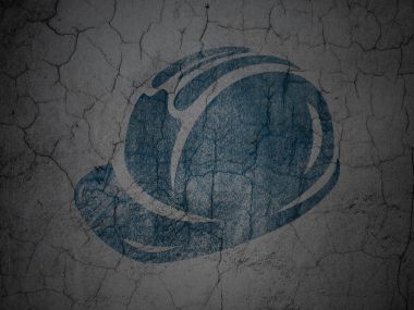 İnşaat kavramı: grunge duvar arka plan üzerinde güvenlik kask