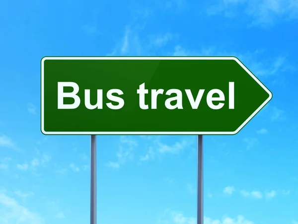 観光概念: 道路標識背景にバス旅行 — ストック写真