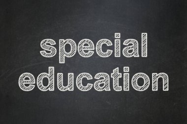 Eğitim kavramı: özel eğitim kara tahta arka plan üzerinde
