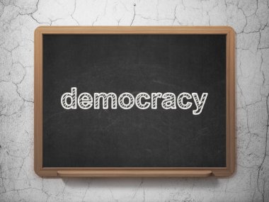 Politika kavramı: demokrasi kara tahta arka plan üzerinde