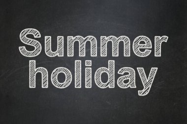 Seyahat kavramı: yaz tatili kara tahta arka plan üzerinde
