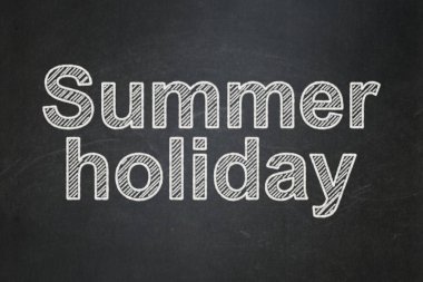 Seyahat kavramı: yaz tatili kara tahta arka plan üzerinde