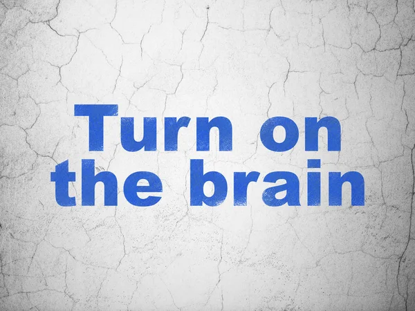 Učební koncept: Turn na mozek na zdi pozadí — Stock fotografie