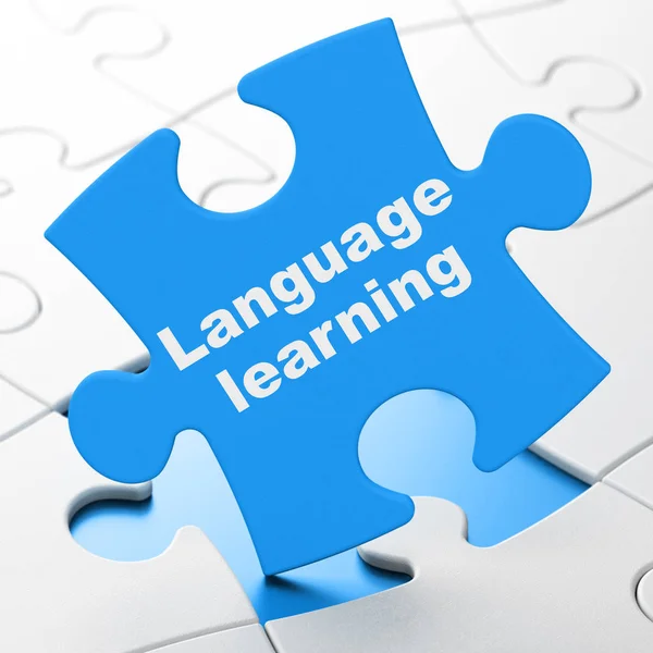 Концепция образования: Изучение языка на фоне головоломок — стоковое фото