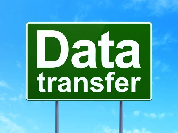 数据的概念︰ 数据传输上道路标志背景 — 图库照片