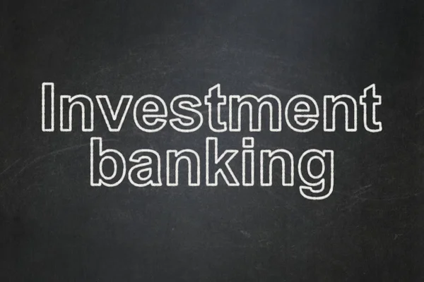 お金の概念: 投資銀行の黒板の背景に — ストック写真