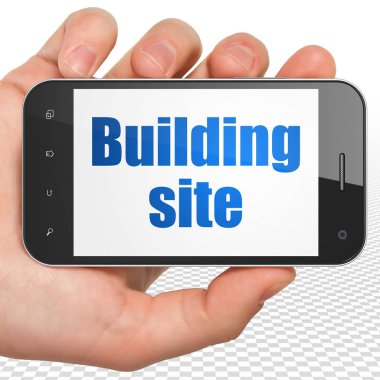 Bina inşaat kavramı: el Smartphone ile şantiye ekranda Holding