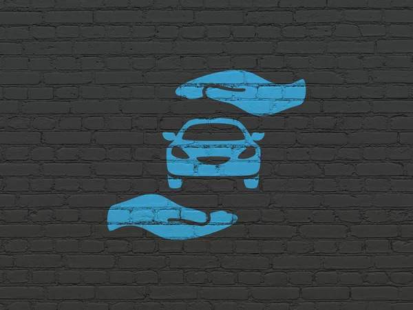 Concetto di assicurazione: auto e palmo sullo sfondo della parete — Foto Stock