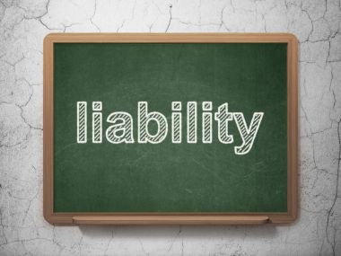 Sigorta kavramı: Kara tahta arka plan üzerinde sorumluluk