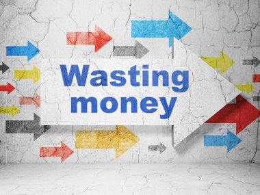 Bankacılık kavramı: grunge duvar arka plan üzerinde boşa para ile ok