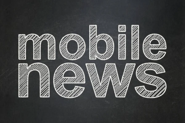 Concepto de noticias: Mobile News en el fondo de pizarra —  Fotos de Stock