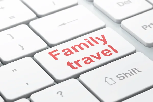 Концепція подорожі: Сімейні подорожі на фоні клавіатури комп'ютера — стокове фото