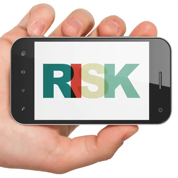 Koncepcja biznesowa: rękę trzymając smartfon z ryzyka na wyświetlaczu — Zdjęcie stockowe