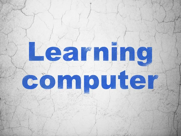 Koncepcja studia: komputer uczenia się na tle ściany — Zdjęcie stockowe