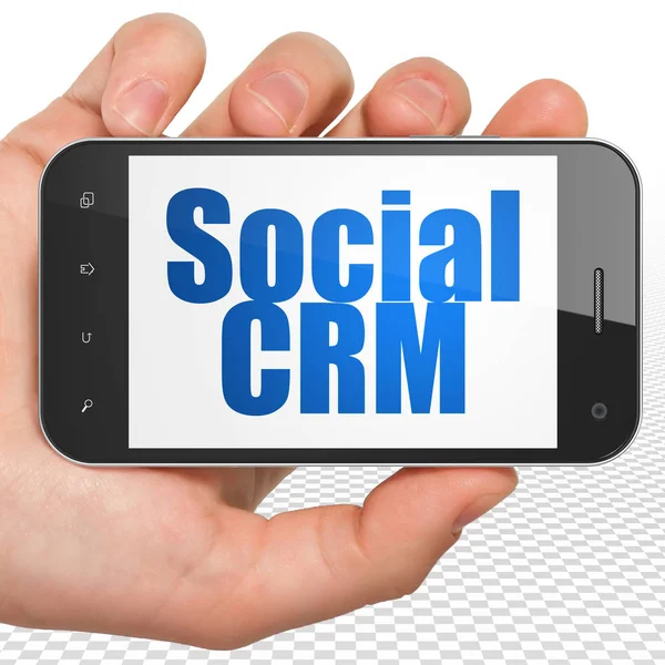 Маркетинговая концепция: ручной смартфон с социальной CRM на дисплее — стоковое фото