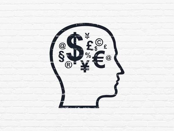 Vzdělávací koncepce: hlavy s finanční Symbol na zeď na pozadí — Stock fotografie