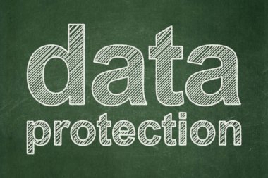 Emniyet konsepti: Kara tahta arka plan üzerinde veri koruma