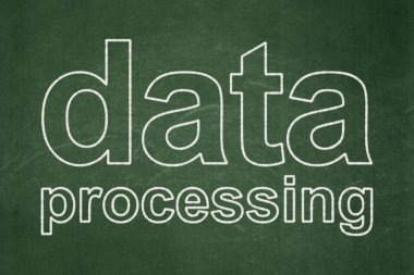 Veri kavramı: Kara tahta arka plan üzerinde veri işleme